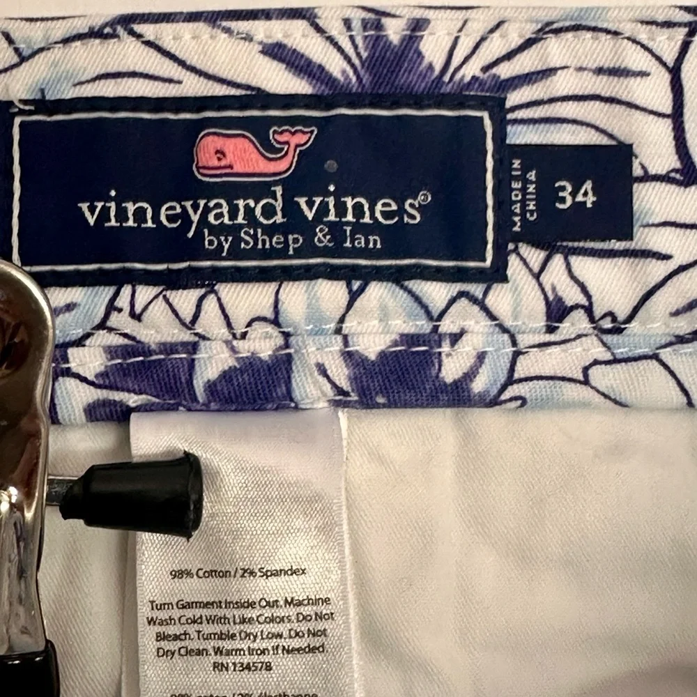 Navy Floral Vineyard Vines men’s size 34 shorts